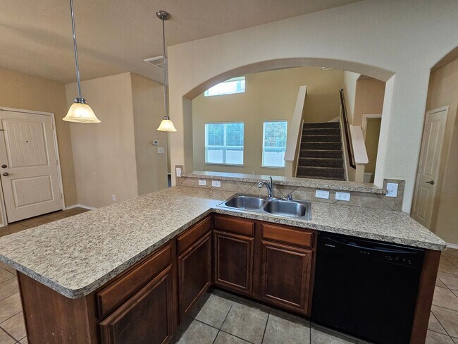 Building Photo - Available now ready for immediate move in  $500 off second month's rent move in special