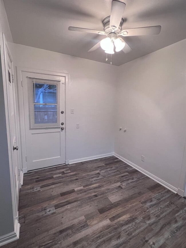 Building Photo - 1024 N Broadway St