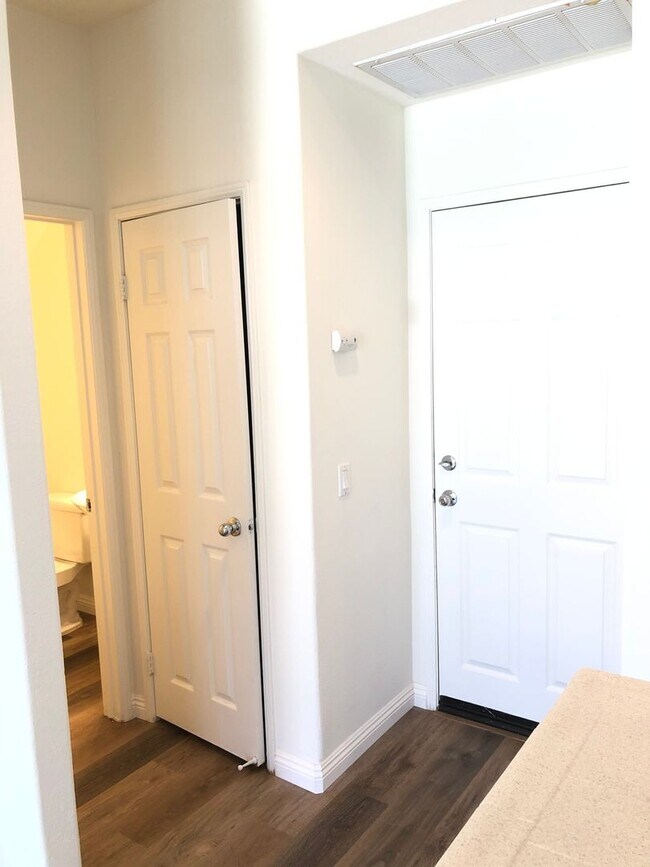 Building Photo - CHARMING 3 BR/2.5 BATH  " TWELVE PICKET LA...