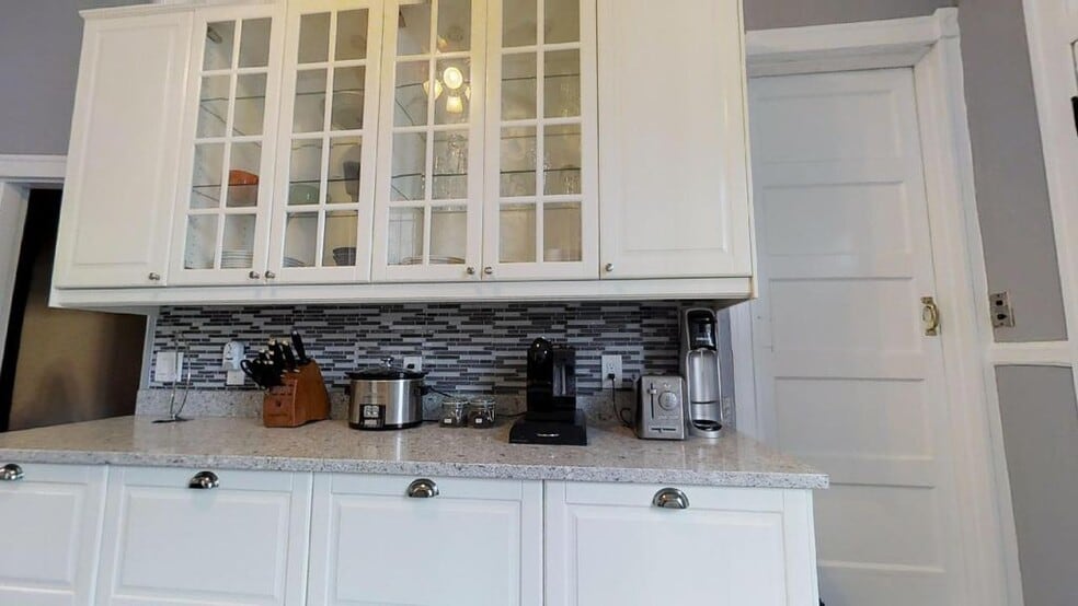 BEAUTIFUL BRAND NEW EAT-IN COOK'S KITCHEN - 2937 N Charles St