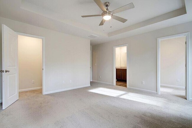 Building Photo - 121 Marigny St