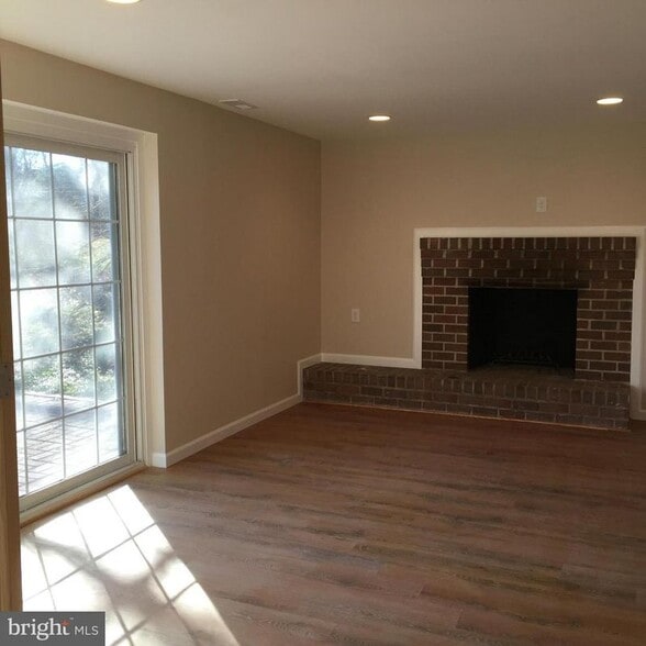 Building Photo - 9221 W Stayman Dr
