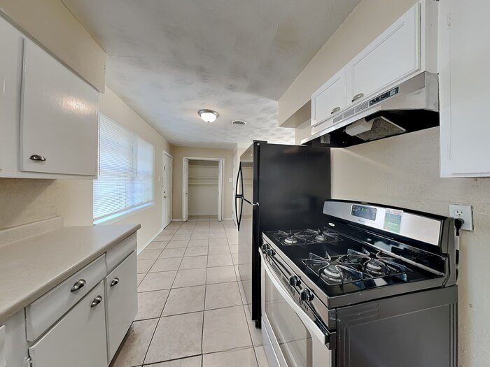 Building Photo - 2925 Caribbean Dr