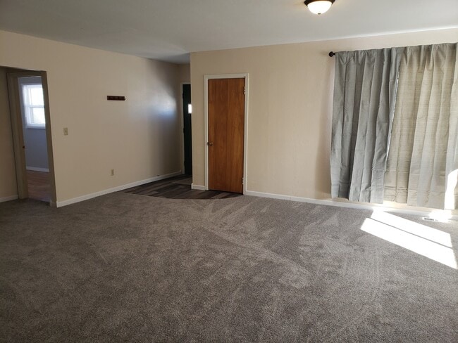 Building Photo - Large 5 Bedroom Home!