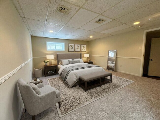 Building Photo - 1325 W Poplar St