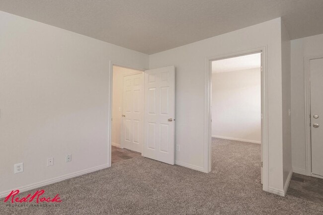 Building Photo - Enjoy Scenic Ivins Living – 3-Bed, 2-Bath ...