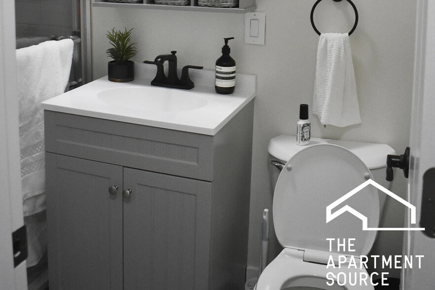 Building Photo - 839 W Cornelia Ave