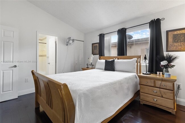 Building Photo - 6205 SW Kendale Lakes Cir