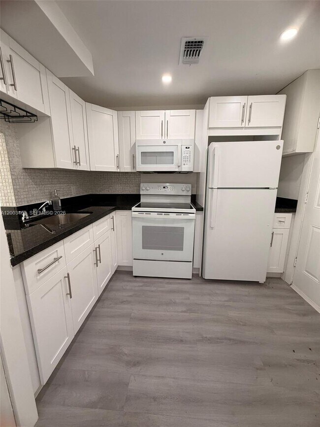 Building Photo - 20111 NE 27th Ct