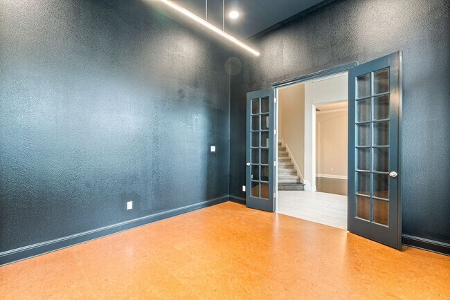 Building Photo - Luxurious 4 bedrooms 3 bathrooms home in L...