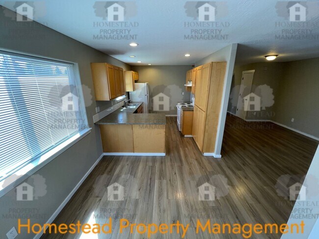 Building Photo - 479 Broad St S