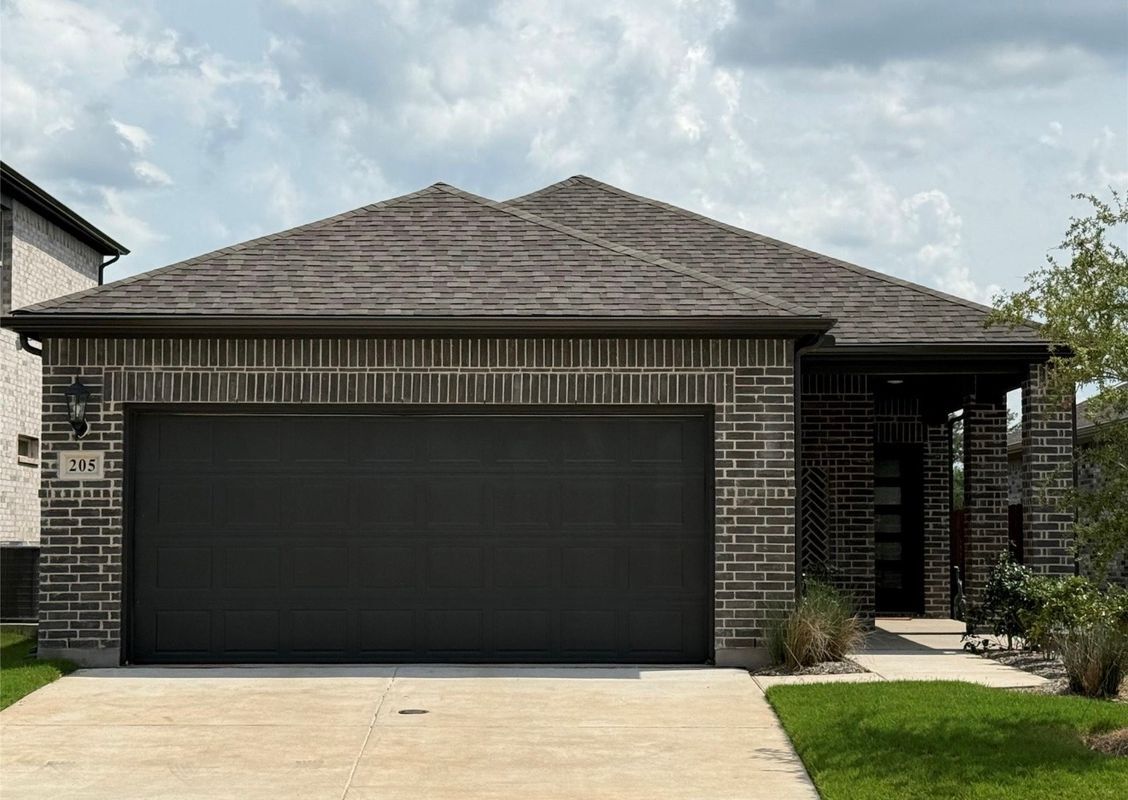 Building Photo - 205 Greenbriar Dr