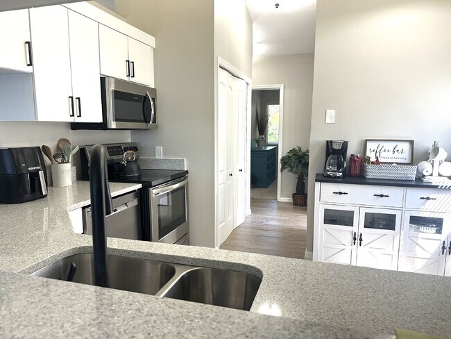Building Photo - Fully Furnished Waterfront Condo For Rent!