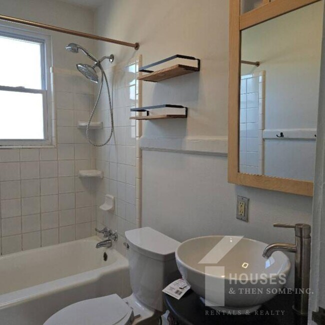 Building Photo - 106 E Wilburn Ave