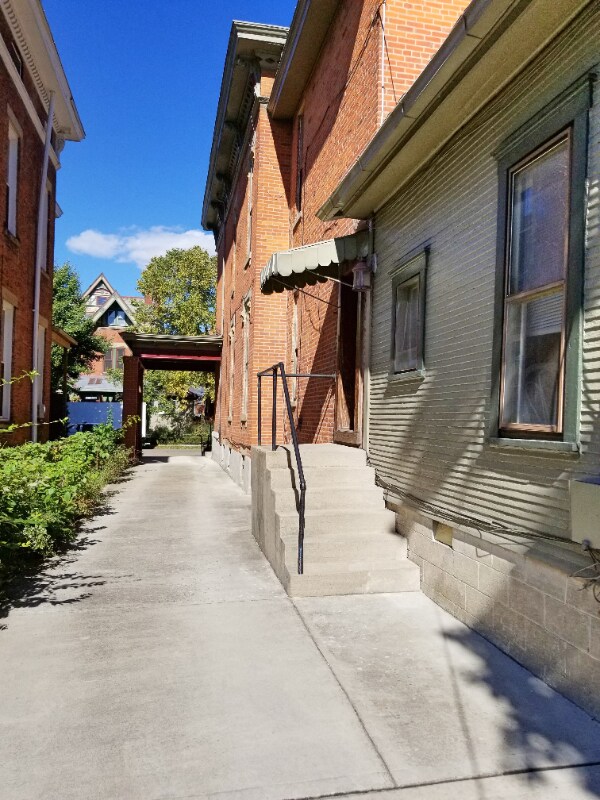 Building Photo - 65 Smith Pl