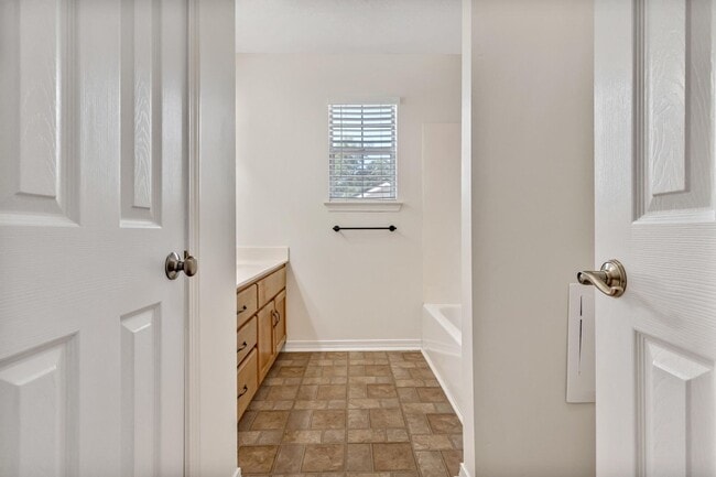 Building Photo - 3 Bedroom in Bluewater Bay!