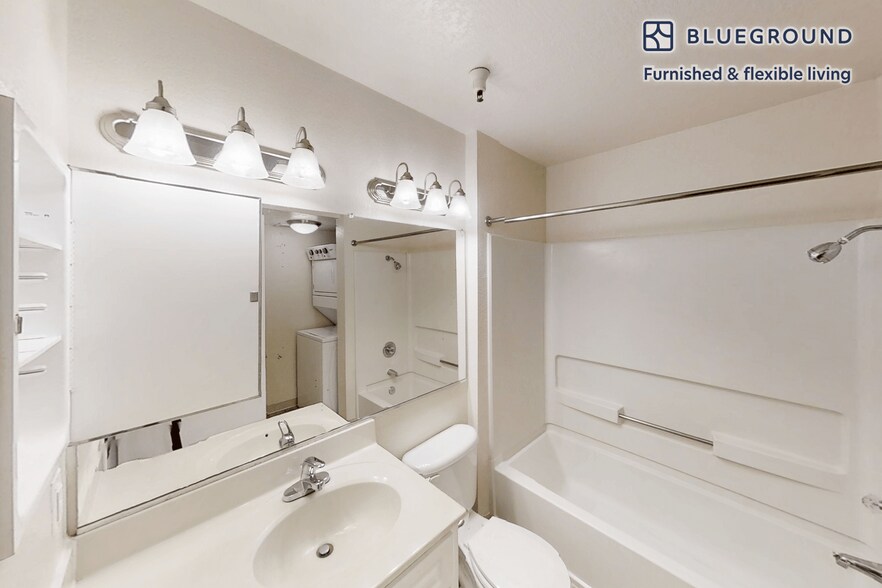 Building Photo - 121 Roble Rd