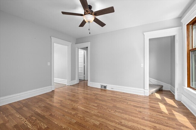 Building Photo - 145 Maple St