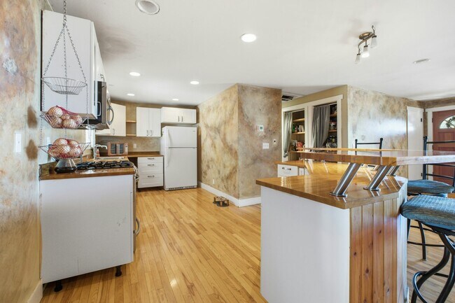 Building Photo - 555 S 1300 E