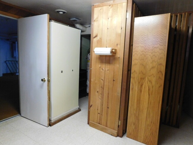 Building Photo - 4Bd/1.5Ba Two Story Home - Available to View!