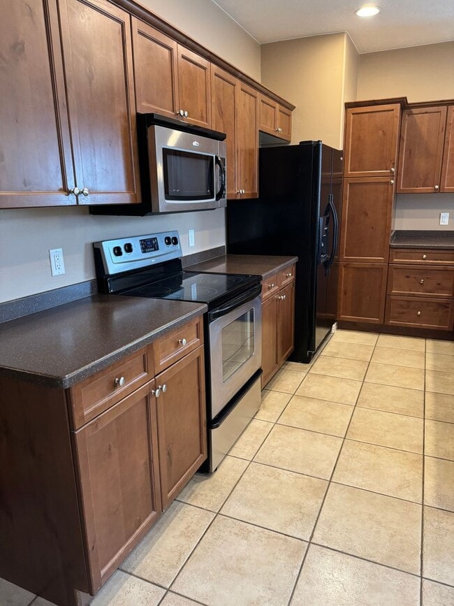 Building Photo - Condominium with Clubhouse: includes POOL and WORKOUT ROOM