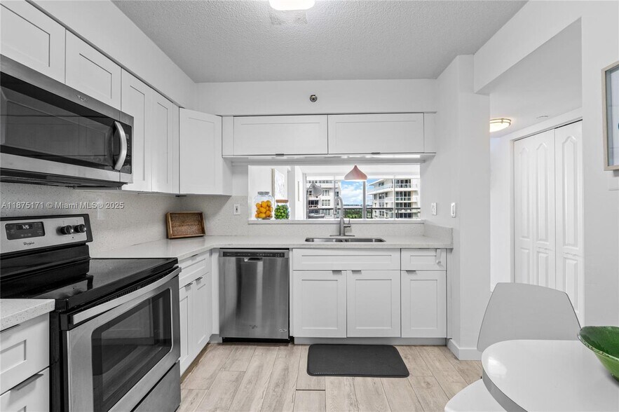 Building Photo - 5757 Collins Ave