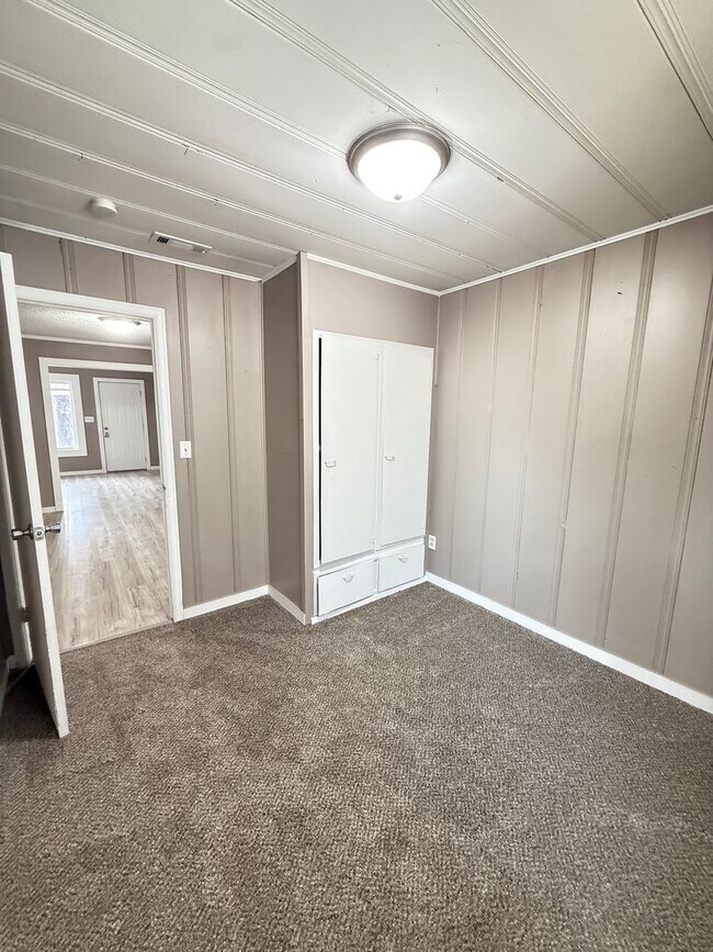 Building Photo - 3 bedroom/1 bath house