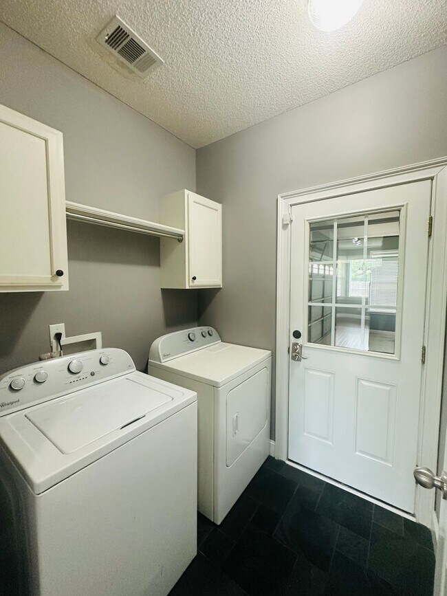 Building Photo - 709 Loudon Hill Dr