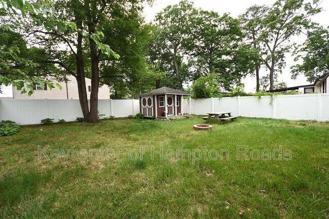 Building Photo - 823 Brentwood Dr