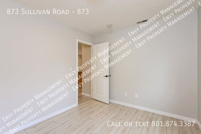 Building Photo - 873 Sullivan Dr