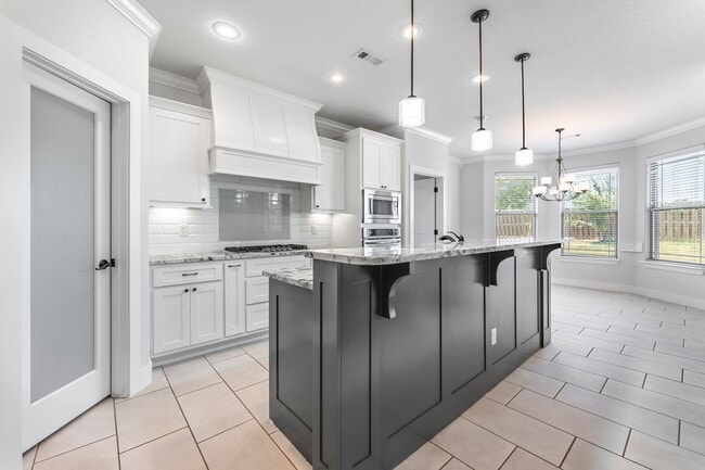 Building Photo - 1100 Huntleigh Dr