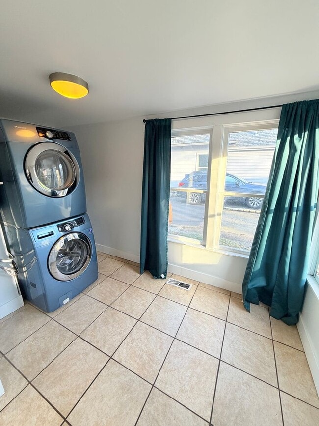 Building Photo - 1308 E 11th Ave