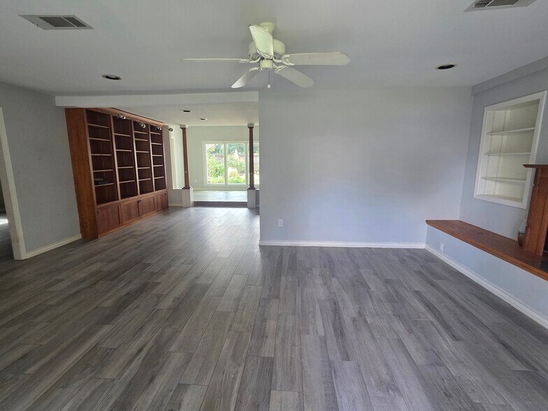 Inviting Entrance where a sitting room can be set next to the cozy fireplace - 4531 Palmetto St