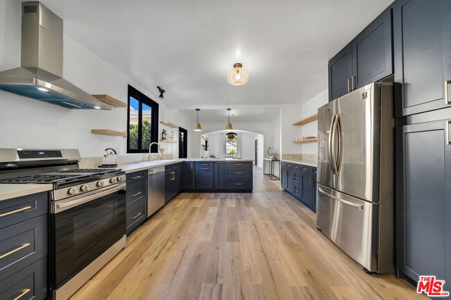 Building Photo - 8822 Rosewood Ave