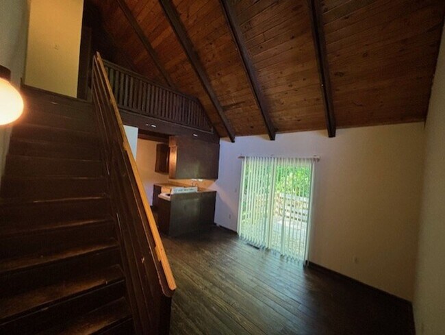 Building Photo - 402 Lindsay Rd