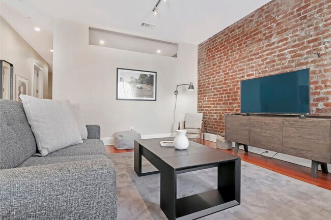 Building Photo - 822 Perdido St