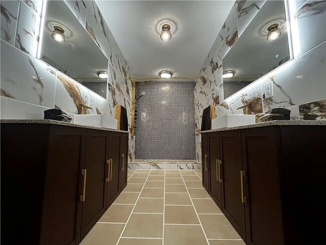 Building Photo - 4 bedroom 2 Bathroom Luxury Rental!