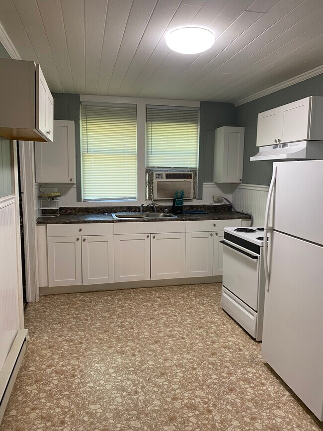 Kitchen - 1018 Grace Ave