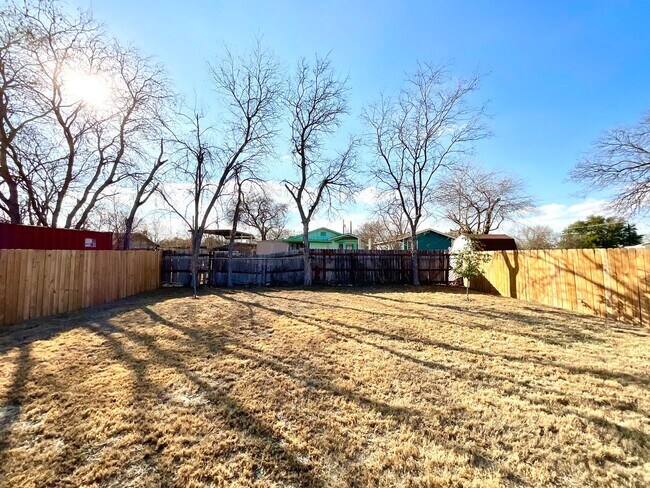 Building Photo - Modern Home With Covered Patio & Fenced Yard!