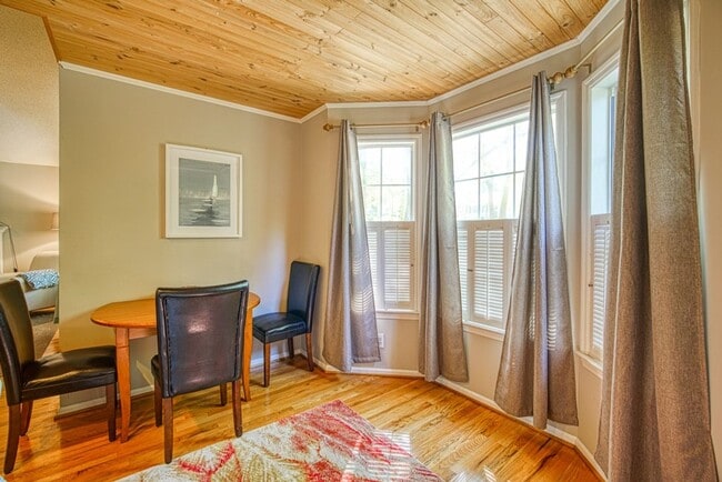 Building Photo - Adorable 2 BR, 2 BA Home - Greater North Main Area, Greenville