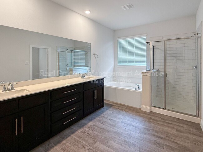 Building Photo - 2912 Log Cabin Dr