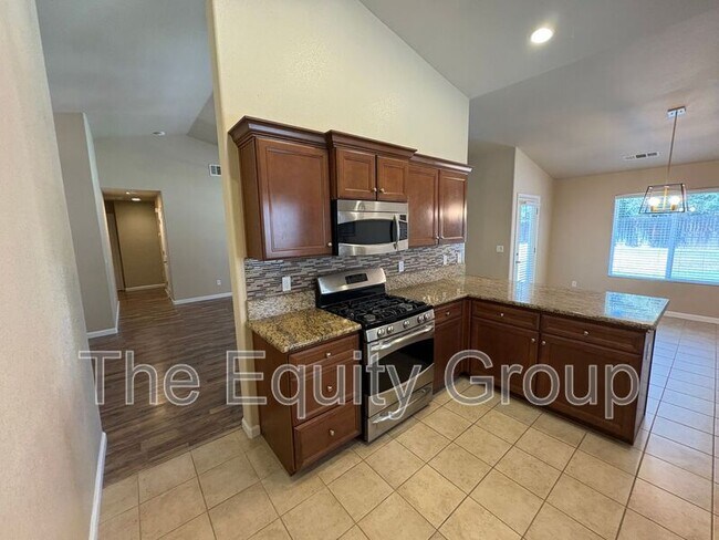 Building Photo - 3316 W Wren Ave