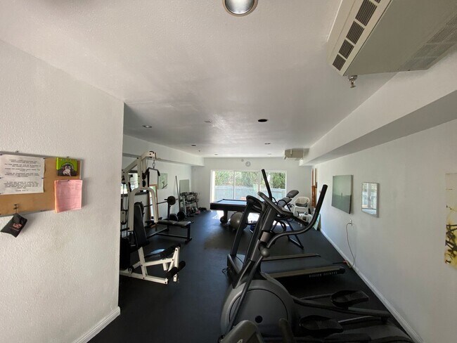 Building Photo - Gorgeous Spacious 2 Bedroom - 2 bath top f...