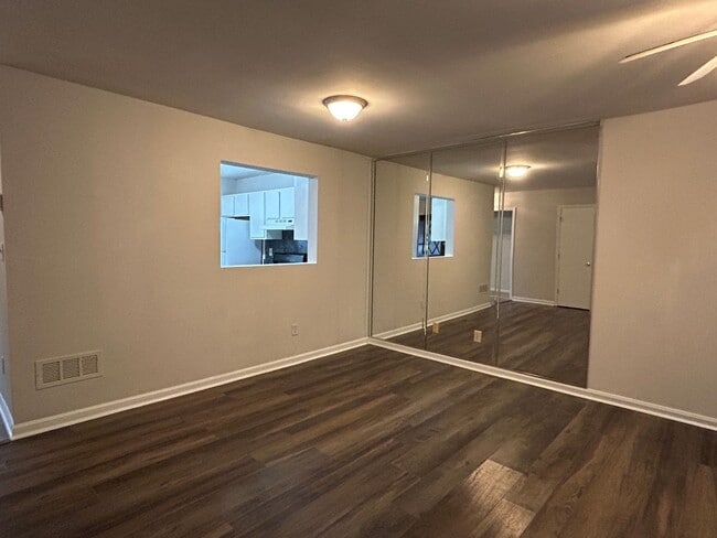 Building Photo - MOVE-IN SPECIAL! End Unit in Main Station with Hardwood Floors and Fireplace