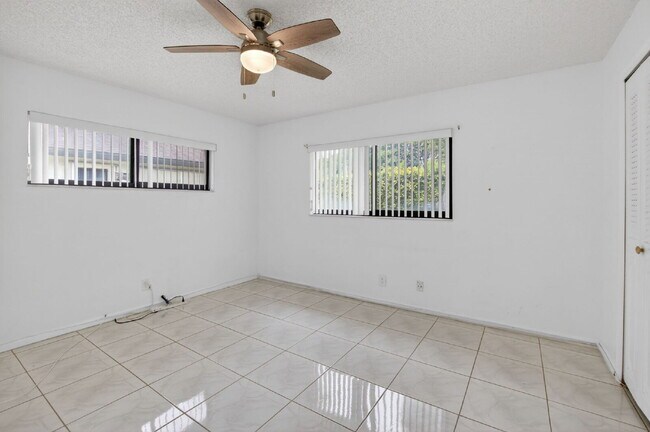 Building Photo - "Spacious 2-Bed, 2-Bath Boynton Beach Gem with Modern Granite Elegance – 1400 Sq Ft!"
