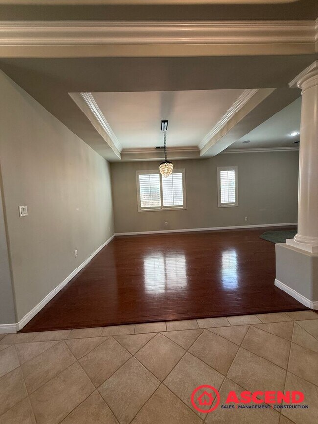 Building Photo - Charming Home in Olive Dr Area!