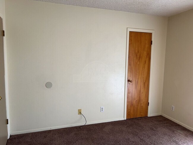 Building Photo - 2207 Cascade Dr
