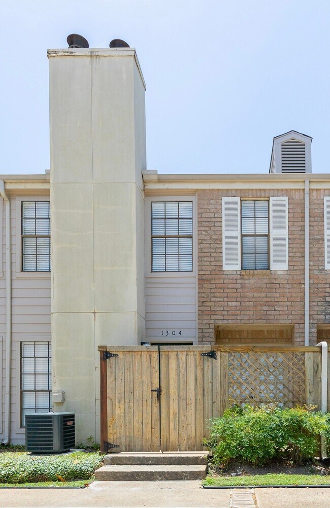 Building Photo - 14600 Fonmeadow Dr