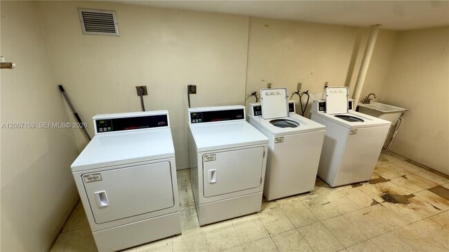Building Photo - 1351 NE Miami Gardens Dr