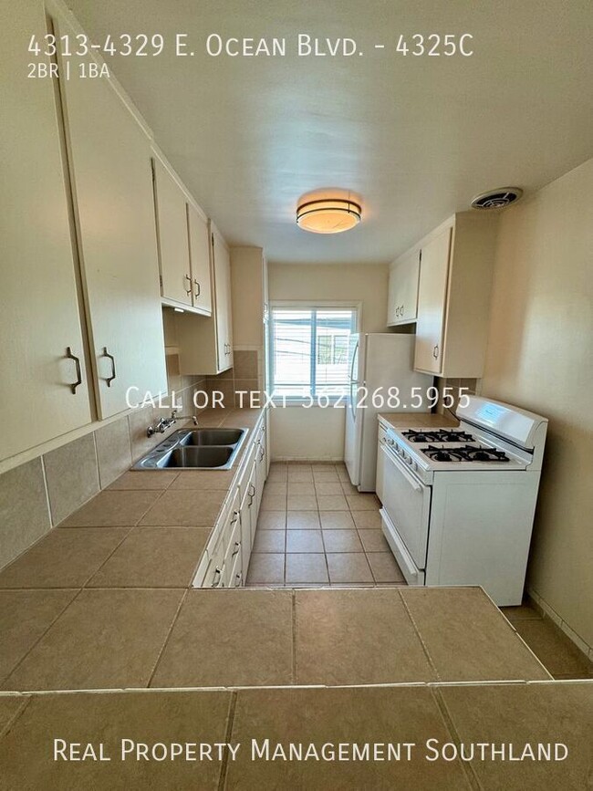 Building Photo - Beautifully Renovated 2 Bed / 1 Bath Apart...